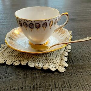 Gorgeous Vintage Queen Martha 3 Piece Set